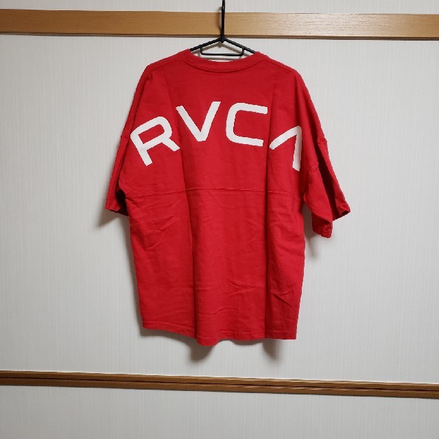 RVCA(ルーカ)の大人気!!! RVCA  半袖Tシャツ  赤 アーチロゴビックTシャツ メンズのトップス(Tシャツ/カットソー(半袖/袖なし))の商品写真