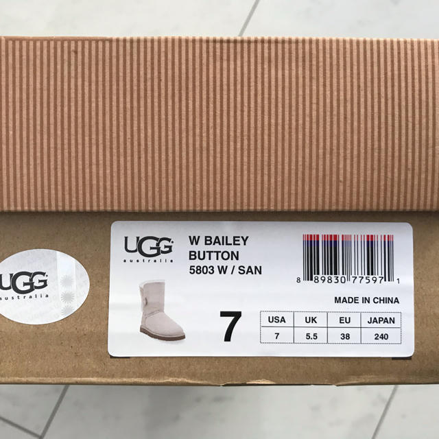 UGG(アグ)の【UGG】ベイリーボタン（サンド）US7  24cm  レディースの靴/シューズ(ブーツ)の商品写真