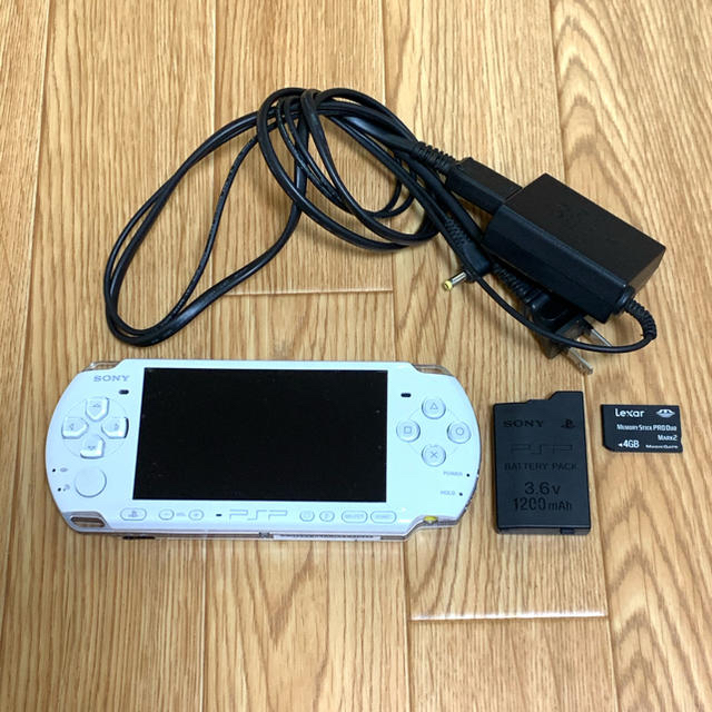 PlayStation Portable(プレイステーションポータブル)のPSP 3000 本体 ホワイト ケース・おまけ付き エンタメ/ホビーのゲームソフト/ゲーム機本体(携帯用ゲーム機本体)の商品写真