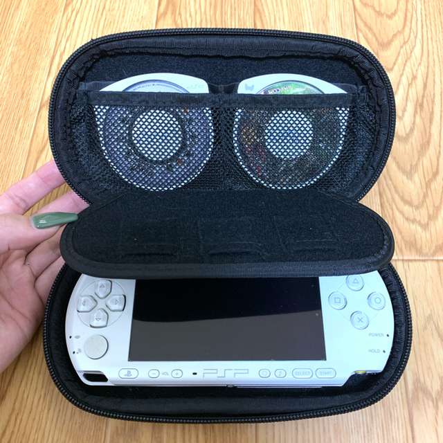 PlayStation Portable(プレイステーションポータブル)のPSP 3000 本体 ホワイト ケース・おまけ付き エンタメ/ホビーのゲームソフト/ゲーム機本体(携帯用ゲーム機本体)の商品写真