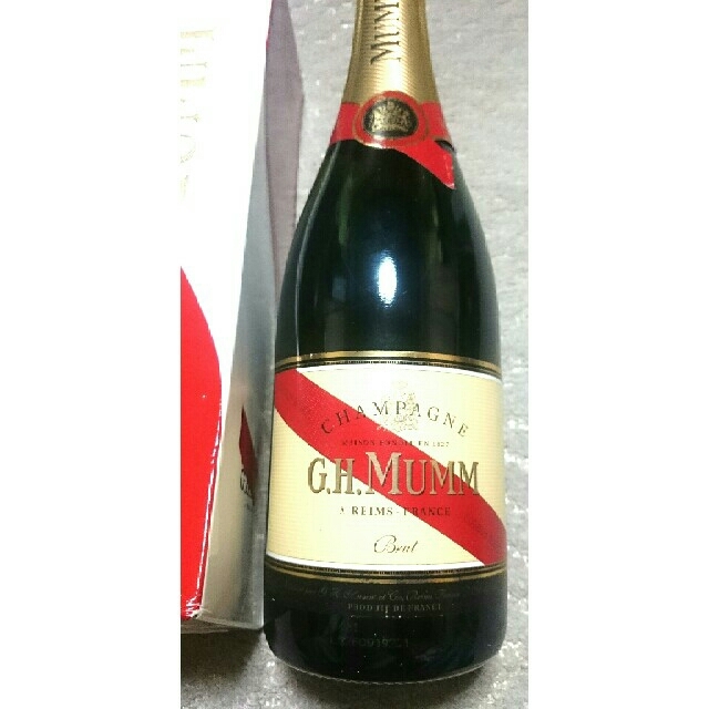 人気のシャンパン (G.H MUMM2) フルボトル 未開封 専用箱付 激安 食品/飲料/酒の酒(シャンパン/スパークリングワイン)の商品写真