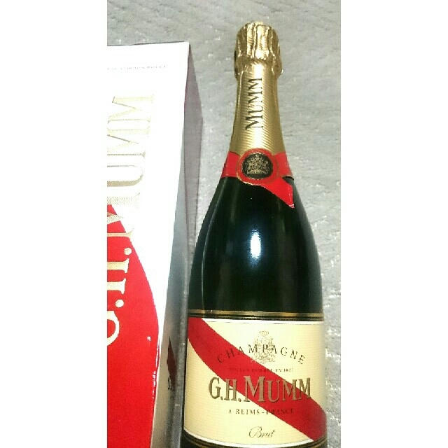 人気のシャンパン (G.H MUMM2) フルボトル 未開封 専用箱付 激安 食品/飲料/酒の酒(シャンパン/スパークリングワイン)の商品写真