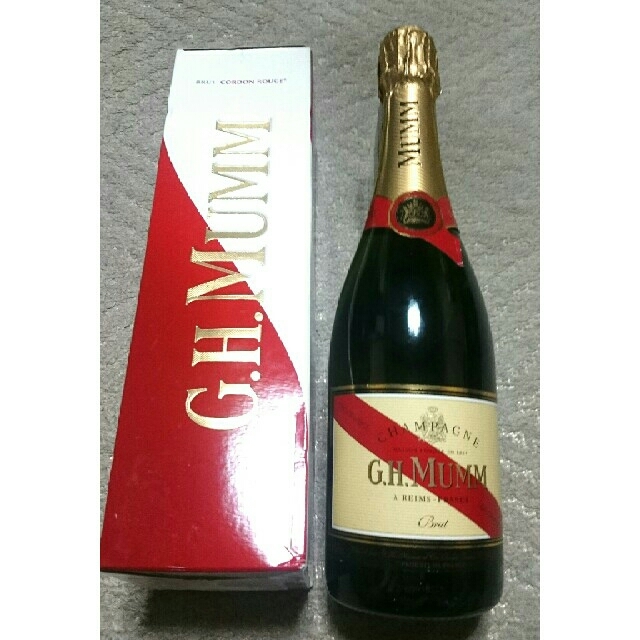 人気のシャンパン (G.H MUMM2) フルボトル 未開封 専用箱付 激安 食品/飲料/酒の酒(シャンパン/スパークリングワイン)の商品写真