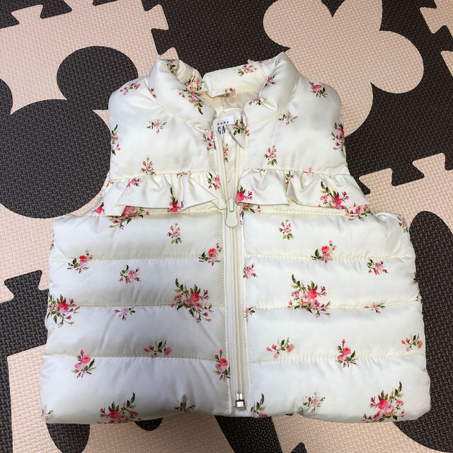 babyGAP(ベビーギャップ)のbaby GAP ダウンベスト　80㎝　女の子 キッズ/ベビー/マタニティのベビー服(~85cm)(ジャケット/コート)の商品写真