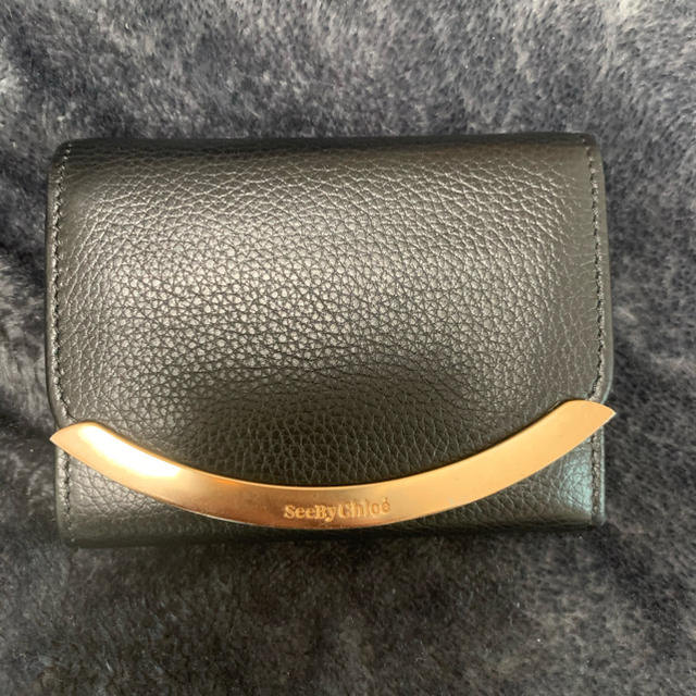 SEE BY CHLOE(シーバイクロエ)の折りたたみ財布　黒×ゴールド レディースのファッション小物(財布)の商品写真