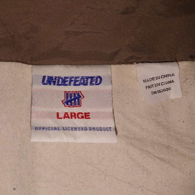 UNDEFEATED(アンディフィーテッド)のLサイズ UNDEFEATED coaches jacket 薄茶色 メンズのジャケット/アウター(ナイロンジャケット)の商品写真