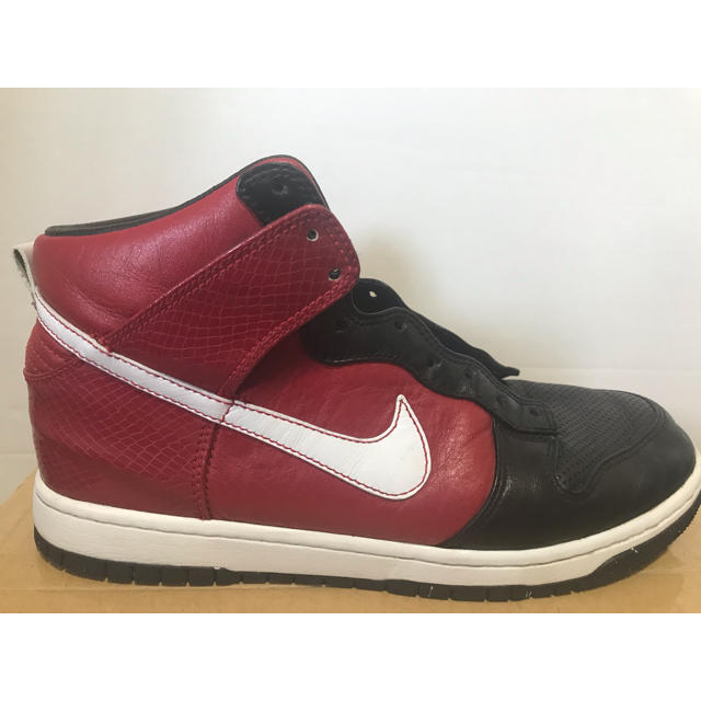 NIKE(ナイキ)のNIKE DUNK HIGH 赤 黒 27.5 2008年復刻版　ブルズカラー メンズの靴/シューズ(スニーカー)の商品写真