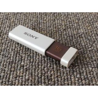 ソニー(SONY)の美品　ソニー　USB メモリー１６ＧＢ　ノックスライド　ホワイト(PC周辺機器)