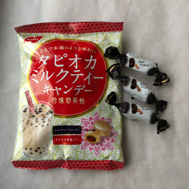 KALDI(カルディ)のタピオカミルクティーキャンディー　ダークチョコレート 食品/飲料/酒の食品(菓子/デザート)の商品写真