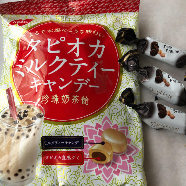 KALDI(カルディ)のタピオカミルクティーキャンディー　ダークチョコレート 食品/飲料/酒の食品(菓子/デザート)の商品写真