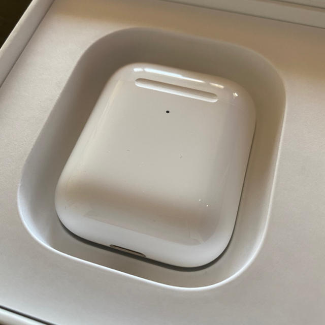 Apple(アップル)のAirPods with wireless charging Case  スマホ/家電/カメラのオーディオ機器(ヘッドフォン/イヤフォン)の商品写真