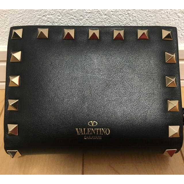 valentino garavani(ヴァレンティノガラヴァーニ)の【価格を変更しました】VALENTINO ロックスタッズミニ財布 レディースのファッション小物(財布)の商品写真