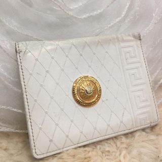 ジャンニヴェルサーチ(Gianni Versace)のヴェルサーチ カードケース パスケース レザー 白(名刺入れ/定期入れ)