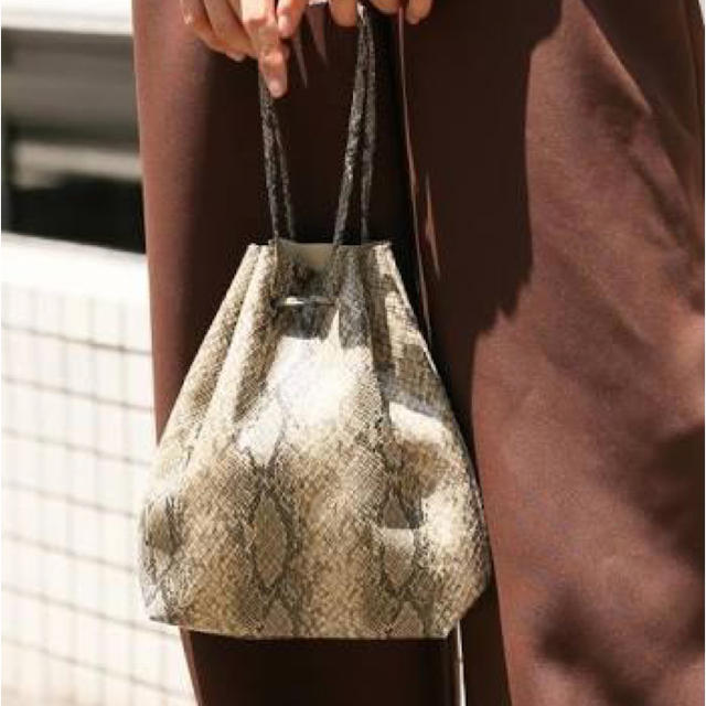 LOWRYS FARM(ローリーズファーム)のLOWRYSFARM パイソン 巾着 レディースのバッグ(ハンドバッグ)の商品写真
