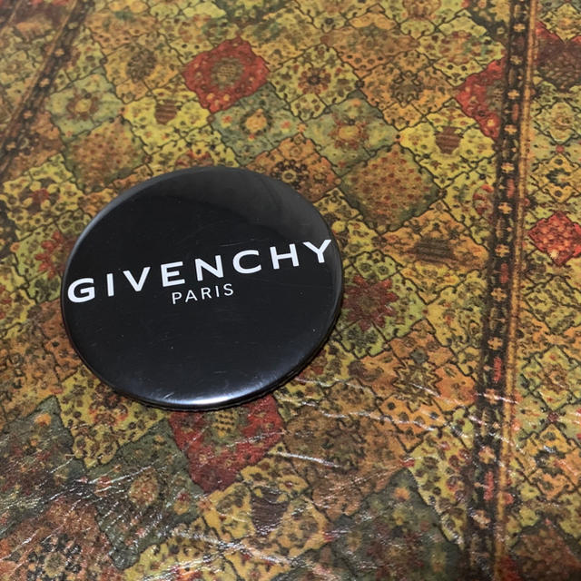 GIVENCHY(ジバンシィ)のGIVENCHY 大きめ缶バッジ その他のその他(その他)の商品写真