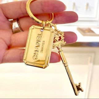 CHANEL SUITES シャネル　ノベルティ　キーホルダー