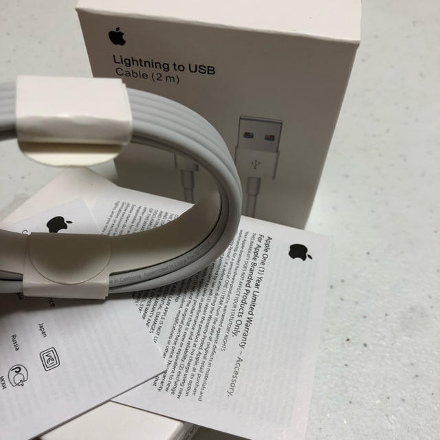 Apple(アップル)のapple 純正　Lightning　USB ケーブル2m 1個新品 未開封 スマホ/家電/カメラのスマートフォン/携帯電話(バッテリー/充電器)の商品写真