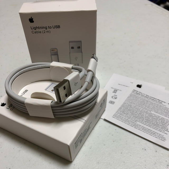 Apple(アップル)のapple 純正　Lightning　USB ケーブル2m 1個新品 未開封 スマホ/家電/カメラのスマートフォン/携帯電話(バッテリー/充電器)の商品写真