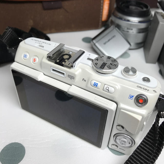 OLYMPUS(オリンパス)のolympus e-pl6 レンズキット スマホ/家電/カメラのカメラ(ミラーレス一眼)の商品写真