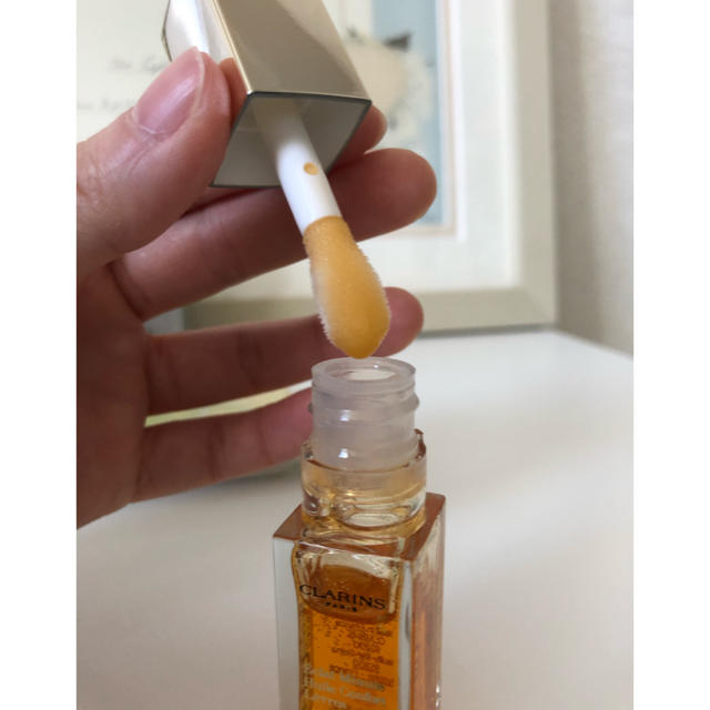 CLARINS(クラランス)のCLARINS コンフォートリップオイル　01 コスメ/美容のベースメイク/化粧品(リップグロス)の商品写真