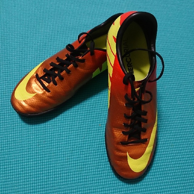 NIKE(ナイキ)のNIKE サッカートレーニングシューズ スポーツ/アウトドアのサッカー/フットサル(シューズ)の商品写真