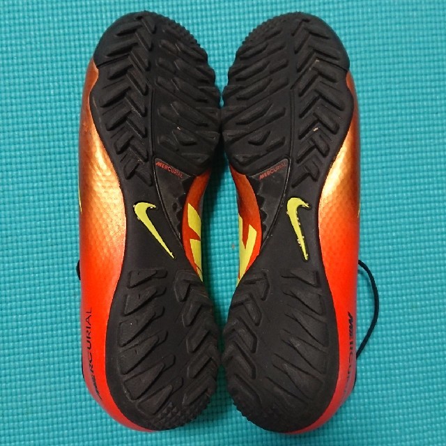 NIKE(ナイキ)のNIKE サッカートレーニングシューズ スポーツ/アウトドアのサッカー/フットサル(シューズ)の商品写真