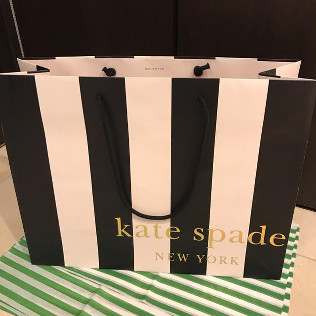 kate spade new york(ケイトスペードニューヨーク)のケイトスペード  大きめ 紙袋４枚 レディースのバッグ(ショップ袋)の商品写真