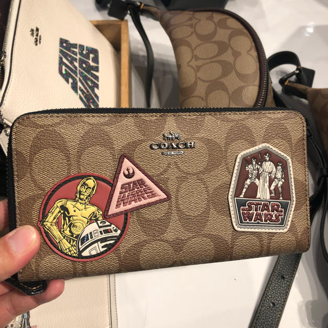 11月新作!コーチxスターウォーズコラボ長財布 カーキシグネチャxパッチ | フリマアプリ ラクマ