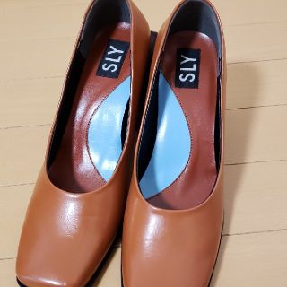 スライ(SLY)のslyスクエアヒールパンプス(ハイヒール/パンプス)