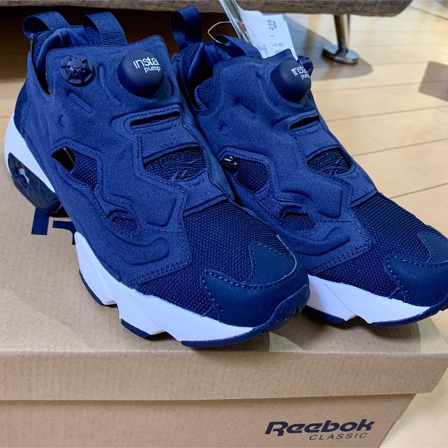 Reebok(リーボック)の新品未使用 Reebok インスタポンプフューリー OG 23.5cm レディースの靴/シューズ(スニーカー)の商品写真