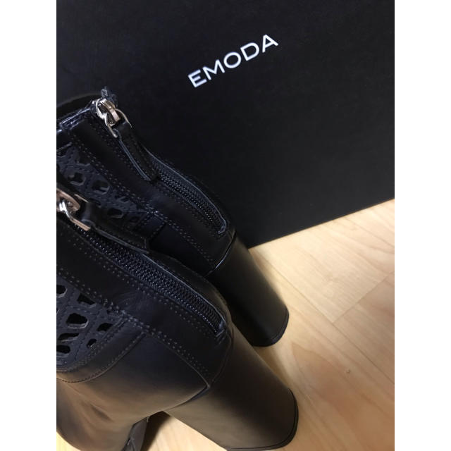 EMODA(エモダ)の【新品】EMODA ショートブーツ　ブラック レディースの靴/シューズ(ブーツ)の商品写真
