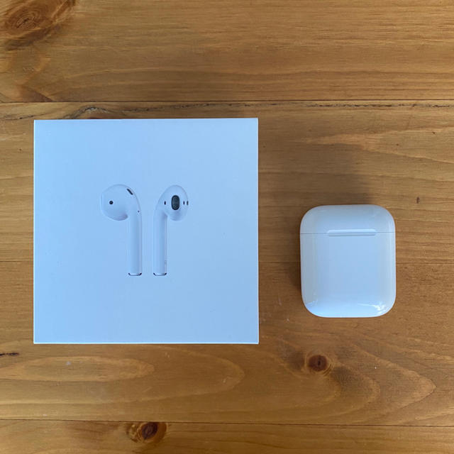 Apple(アップル)のLeonard's様🍎AirPods 第二世代　Apple純正 スマホ/家電/カメラのオーディオ機器(ヘッドフォン/イヤフォン)の商品写真