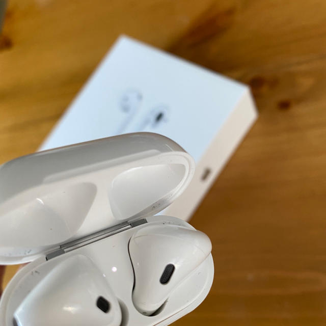 Apple(アップル)のLeonard's様🍎AirPods 第二世代　Apple純正 スマホ/家電/カメラのオーディオ機器(ヘッドフォン/イヤフォン)の商品写真