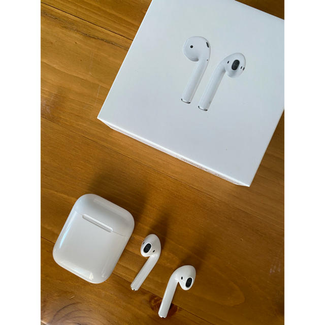 Apple(アップル)のLeonard's様🍎AirPods 第二世代　Apple純正 スマホ/家電/カメラのオーディオ機器(ヘッドフォン/イヤフォン)の商品写真