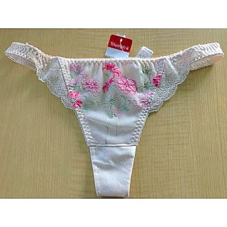 トリンプ(Triumph)の新品！トリンプ　アモスタイル　Tバック　薄ピンク　花刺繍　Mサイズ　st1034(ショーツ)