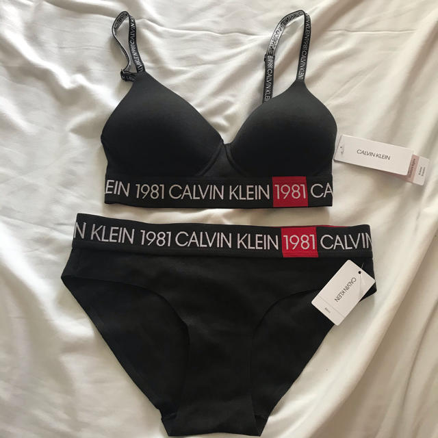 Calvin Klein(カルバンクライン)の【海外セレブ愛用★2点セット】1981 CalvinKleinアンダーウェア レディースの下着/アンダーウェア(ブラ&ショーツセット)の商品写真