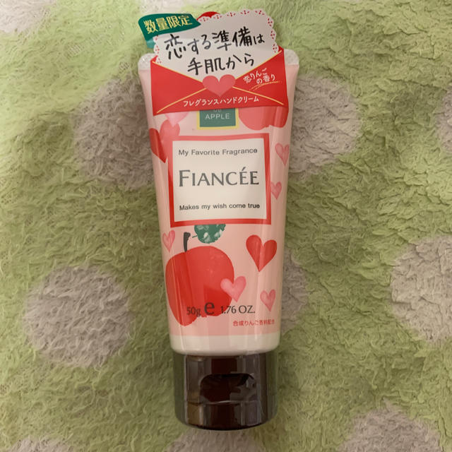 FIANCEE(フィアンセ)のフィアンセ ハンドクリーム（恋りんごの香り） コスメ/美容のボディケア(ハンドクリーム)の商品写真