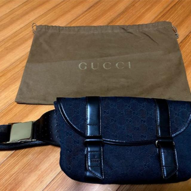 Gucci(グッチ)のグッチ GGキャンバス ウエストポーチ 黒 ブラック　美品（中古） レディースのバッグ(ボディバッグ/ウエストポーチ)の商品写真