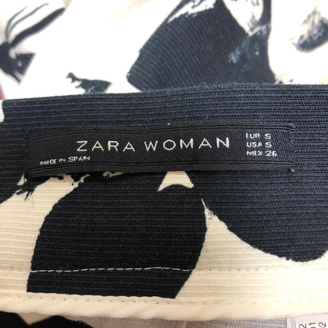 ZARA(ザラ)の田丸麻紀さん着用 ザラ モノトーン花柄スカート レディースのスカート(ひざ丈スカート)の商品写真