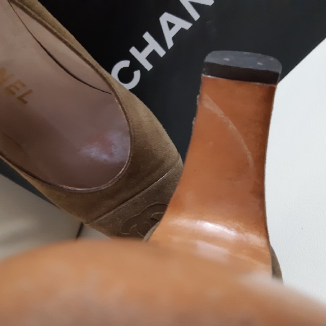 CHANEL(シャネル)のCHANEL / バックスキンのパンブスCC レディースの靴/シューズ(ハイヒール/パンプス)の商品写真