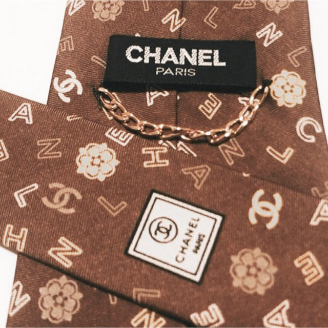 CHANEL(シャネル)の美品　CHANEL シャネル　ココマーク　ロゴ柄　ブラウン　総柄　高級シルク メンズのファッション小物(ネクタイ)の商品写真