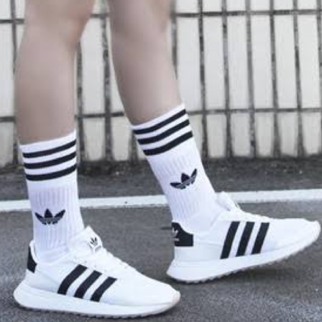 adidas(アディダス)の新品 22-24cm adidas originals 靴下 白×白 2足組 レディースのレッグウェア(ソックス)の商品写真