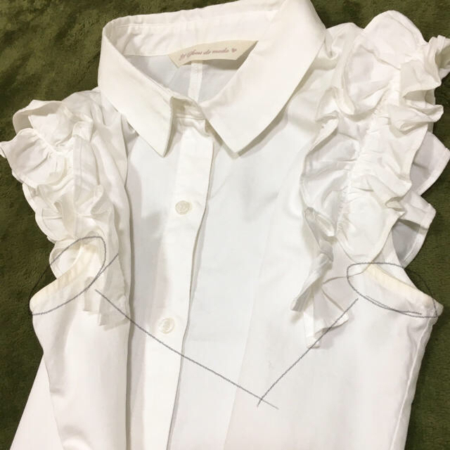 31 Sons de mode(トランテアンソンドゥモード)のトランテアン ホワイト 白 ブラウス フリル 襟 可愛い ノースリーブ レディースのトップス(シャツ/ブラウス(半袖/袖なし))の商品写真