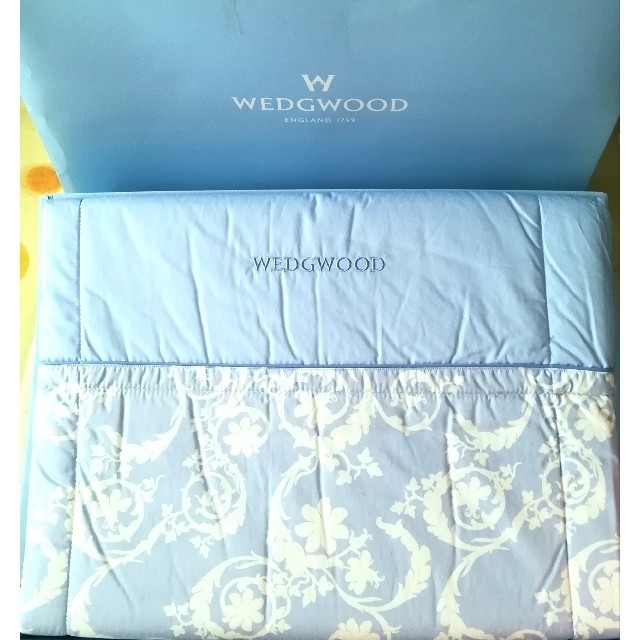 WEDGWOOD(ウェッジウッド)の合繊入りシルク肌掛け布団　Wedgwood インテリア/住まい/日用品の寝具(布団)の商品写真