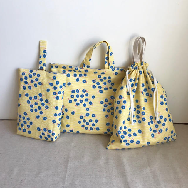 レッスンバッグセット[黄色のボーダーと青い花柄] ハンドメイドのキッズ/ベビー(バッグ/レッスンバッグ)の商品写真