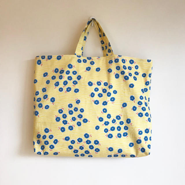 レッスンバッグセット[黄色のボーダーと青い花柄] ハンドメイドのキッズ/ベビー(バッグ/レッスンバッグ)の商品写真