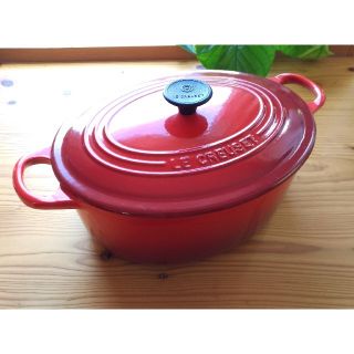 ルクルーゼ(LE CREUSET)のル・クルーゼ オーバル鍋　red(鍋/フライパン)