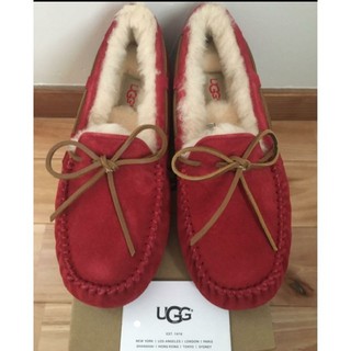 アグ(UGG)の【新品】UGG モカシン ダコタ（ジェスターレッド:23.5〜24㎝）(スリッポン/モカシン)