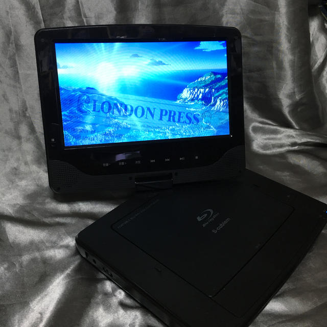 9インチポータブルBlu-rayプレイヤー スマホ/家電/カメラのテレビ/映像機器(ブルーレイプレイヤー)の商品写真