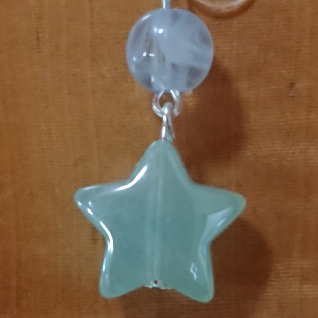 水色ビーズ×星のチャームがカワイイノンホールピアスイヤリング ハンドメイドのアクセサリー(イヤリング)の商品写真